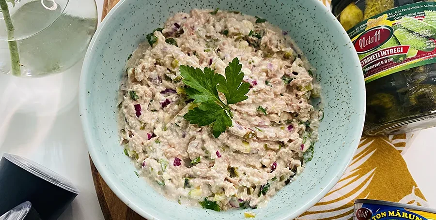 Salata cu ton si castraveti murati