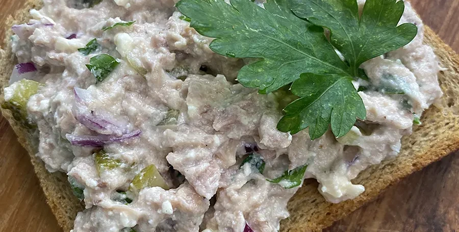 Salata cu ton si castraveti murati