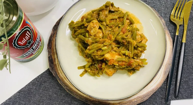 Mancare de fasole verde cu pui