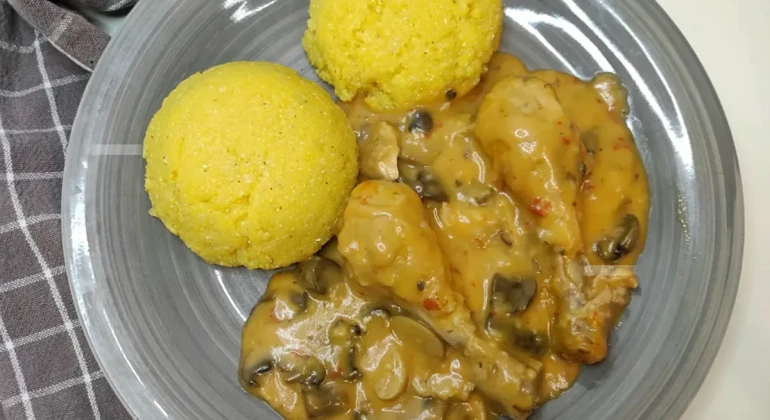 Papricas de pui cu ciuperci si mamaliguta